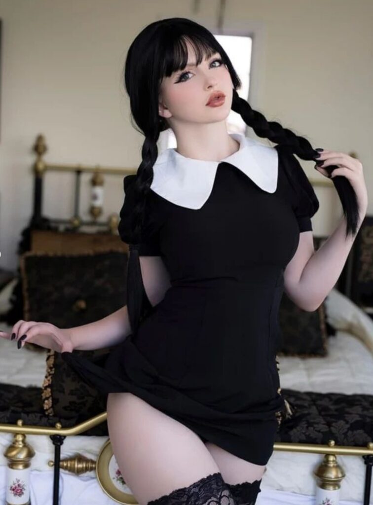 Evie Lee Mikomin Wednesday Addams cosplay